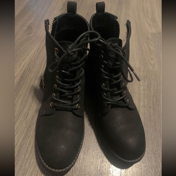 Black boots - Picture 1 of 2